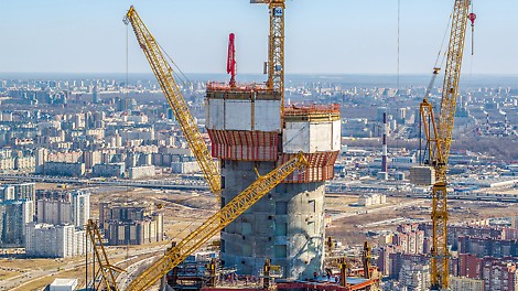 Lakhta Center, St. Petersburg The RCS Climbing Protection Panel provided a continuous, gap-free enclosure along the edge of the building. By means of the adjustable RCS Slab Shoes, the protection panels could be securely attached to the protruding and recessed outer edges of the slab areas.