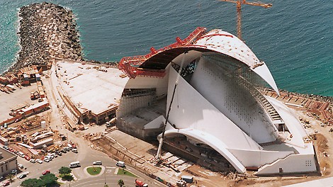 Auditoriul din Tenerife, Tenerife, Spania - Datorită formei subțiri a clădirii, utilizarea betonului pentru execuția structurii a fost inevitabilă. O varietate largă de cofraje au fost necesare pentru execuția sălii de concerte: de la utilizarea panourilor de cofraj TRIO pentru fundații, cofraj cățărător pentru pereții circulari și curbi simetric poziționați, până la un echipament special și deosebit pe baza tehnologiei de auto-cățărare ACS pentru ansamblul auto-portant al acoperișului de aprox. 100 m lungime.