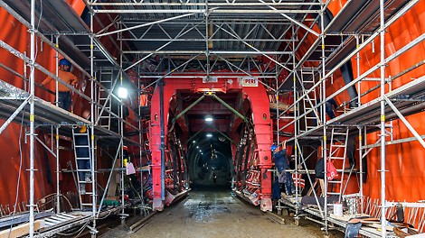 Za potrebe postavljanja armature sekundarne obloge korišćena su kolica sastavljena od elemenata PERI UP Flex sistema, čime su obezbeđene jednostavna montaža i premeštanje unutar tunela.