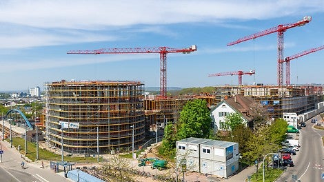 Das runde Solitärgebäude inmitten der Straßenbahn-Wendeschleife dient als Eingangsturm zu den Obergeschossen der Dreiländergalerie.