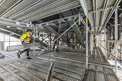 PERI UP mit seinen leichten Einzelbauteilen und der weitestgehend kupplungsfreien Montage vereinfachte die Gerüstbauarbeiten.