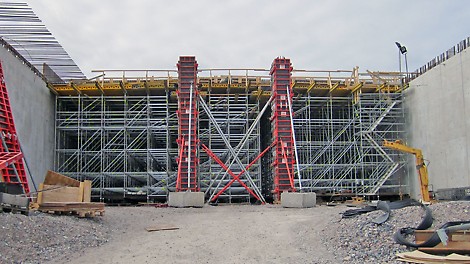 Holvin tuennassa käytettiin PERI UP Flex -telinettä, ja pilareissa TRIO-pilarimuottia.