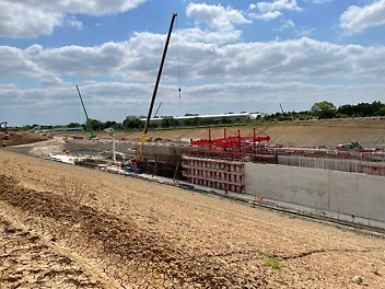 Copthall Tunnel is one of five green tunnels being built. Situated between HS2’s Northolt Tunnel and the Colne Valley Viaduct, the 880m-long reinforced concrete tunnel will blend into its natural surroundings, covered with trees and plants once construction is complete.