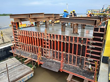 Piña de atraque vaciada