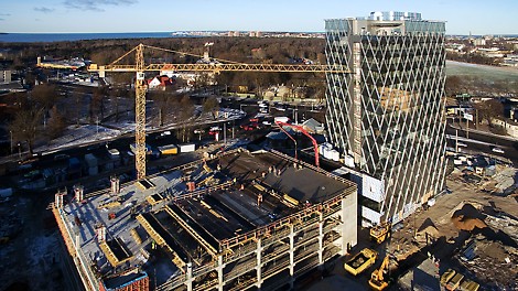 Korrustel liigutamiseks saab hõlpsasti kasutada manuaalset PERI transpordi kahe tonnise tõstejõuga käru. Seda saab kahe vintsi abil sujuvalt alla lasta ja muuta vastavalt vajadusele töökõrgust. Mitmeotstarbeline, jäiga ja pika tööeaga GT 24 sõrestiktala kasutamine võimaldab paigaldada peatalad, abitalad ja tugipostid suurte vahekaugustega.