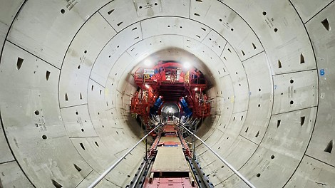 The 7 km long west section of the Thames Tideway Tunnel from Acton Storm Tanks site in West London towards Carnwath Road Riverside in South West London was supported by KERN Tunneltechnik.
KERN Tunneltechnik has engineered and supplied the automated tunnel formwork system with live data analysis and PLC control units, comprising of 6 hydrostatic shutters, to support these works. The fullround formworks with a diameter of 6.5 m have been moved and set by 2 multifunction gantries. The system has been completely pre-assembled and tested at KTS.