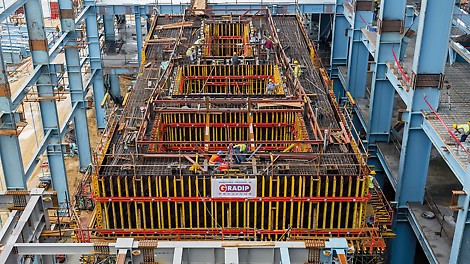 The base area of the turbine structure measures 30.50 m x 12.00 m, and is characterized by its massive walls, beams and slabs. The proven, load‑bearing GT 24 girder with high bending stiffness is one of the main components used for the project‑specific formwork.