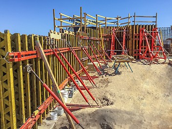 RUNDFLEX panels were designed separately for the specific length and subsequently templates were provided for each and every use. SB Brace Frames were used for some parts of the wall for the purpose of single-sided concreting where through ties could not be placed.