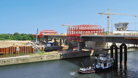 This lock bridge is being constructed with 2 VARIOKIT Composite Formwork Carriages in 13 casting segments using the back-step construction method.