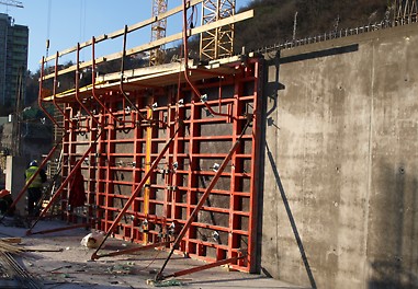 Na projekte bolo nasadených viac ako 2 500 m² debnenia TRIO a 1 150 m² debnenia DOMINO.