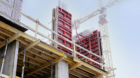 На проекте удалось достигнуть высокого качества бетонной поверхности за счет того, что опалубочные щиты TRIO MR легко и без повреждений отодвигаются от готовой стены с помощью монтажки.