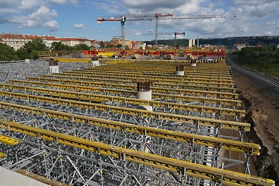 Lešení PERI UP zajistilo podpěrnou konstrukci stropu nad 1.NP v celém rozsahu výstavby