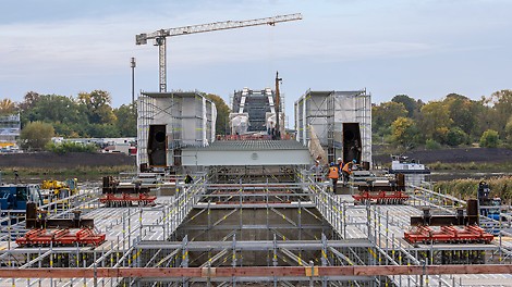 Auch bei der Vorlandbrücke lassen sich mietbare VARIOKIT Systembauteile aus dem Infrastrukturbau in die PERI UP Gesamtlösung integrieren. Das Ergebnis: eine nahezu übergangslose Kombination beider Baukastensysteme zu einem sogenannten Super-Baukasten.