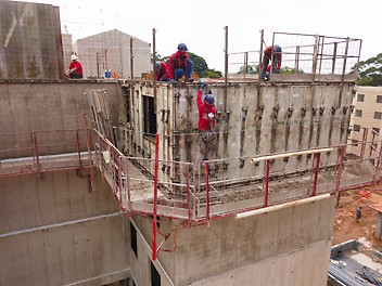 Montagem do sistema manual. Possui impressionante rapidez, com uma engenhosa transição entre formas de paredes e lajes, bem como o drophead que permite ação rápida. 