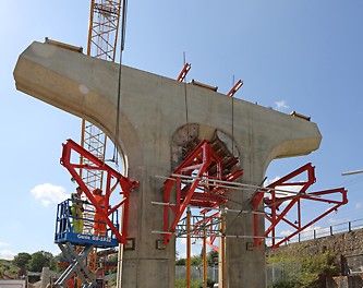 Very versatile use with all PERI wall formwork as well as horizontal heavy-duty brackets.