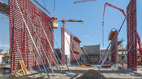 The PERI MAXIMO is characterized by its enormous economic efficiency. Around 20,000 m² of reinforced concrete walls with heights of up to 23 m could be constructed in the shortest possible time during the realization of the Mercedes-Benz Technology Center in Sindelfingen, Germany.<br/>