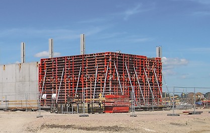 Steny do výšky 6 m a hrúbky 250 mm vyrástli nasadením univerzálneho rámového debnenia TRIO. 