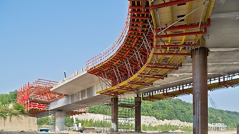 Construction of the steel composite bridge was carried out using formwork carriages and cantilever brackets – both based on the VARIOKIT modular construction kit.