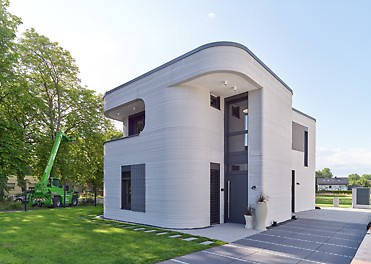 Das erste gedruckte Wohnhaus Deutschlands besticht durch einzigartige Formgebung und wurde in Beckum (NRW) errichtet. Die reine Druckzeit lag bei 100 Stunden.