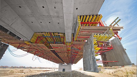 Kompletne deskowanie przęsła o rozpiętości ponad 40,0 m jest otwierane w zależności od geometrii ustawienia siłownikami hydraulicznymi
w ciągu 4 do 8 godzin.
