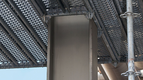 Благодаря универсальному шагу элементов PERI UP Flex, равному 25 см можно с легкостью обходить несущие элементы каркаса, сохраняя минимальный зазор между лесами и конструкцией.