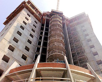 Una delle due torri, vista dal basso