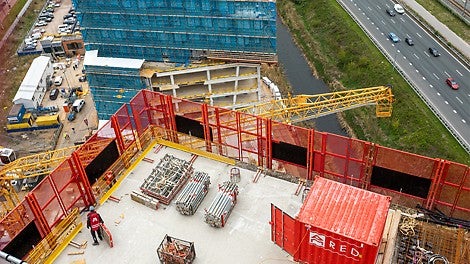 Voor het borgen van de veiligheid tijdens het werken op grote hoogte is er het RCS-LPS veiligheidsscherm toegepast. 