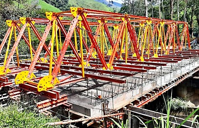 Sistema de ingeniería ALPHAKIT dando soporte a las vigas del puente en conjunto con el sistema LIWA.