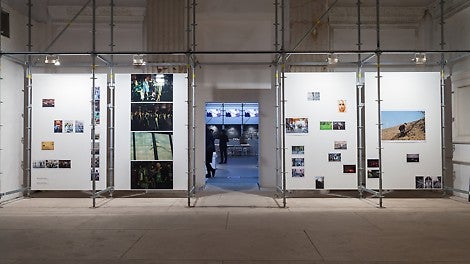 Использование в архитектуре Основного проекта Шестой Московской биеннале строительных лесов позволило одновременно решить несколько практических и концептуальных задач: сохранить интерьер павильона в первозданном виде и оставить его видным сквозь конструкции с размещенными экспонатами.