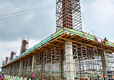 Sistema de encofrado de vigas MULTIFLEX en conjunto con la torre de carga ST 100 para el vaciado de losas industriales.