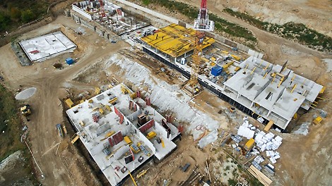 Debnenie zvislých konštrukcii stien v 1. PP bolo realizované systémom TRIO, vďaka čomu práce postupovali veľmi rýchlo a bola dosiahnutá vysoká kvalita povrchu betónu