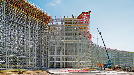Eșafodajul pentru susținerea structurii realizat din schelă PERI UP s-a adaptat optim la geometria acesteia datorită asamblării modulare și a dimensiunilor metrice caracteristice. 