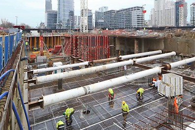 Podziemie budynku jest wykonywane z użyciem stropów rozporowych, natomiast stropy nad poziomami -5, -3 i -1 były wykonywane z użyciem deskowania SKYDECK.
