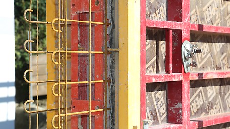 Abschalement für Wandabschnitte mit durchlaufender Bewehrung PERI Abschalement