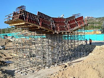 Viga Cabezal soportada con Torres de Apuntalamiento ST-100 y encofrada con sistema de encofrado LIWA