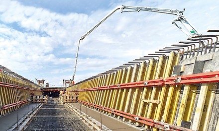 Grâce au système par poussage VARIOKIT VIL, amélioré en permanence, PERI offre une solution de coffrage pour la construction économique de coffrages extérieurs, intérieurs et de dalles pour les ponts en utilisant la méthode par poussage.