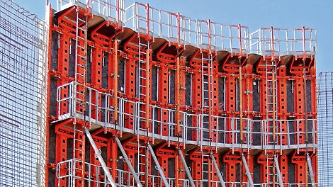 Un programa completo de andamios de trabajo y hormigonado con plataformas, barandillas y escaleras de acceso garantiza condiciones de trabajo seguras con el RUNDFLEX Plus.<br/>