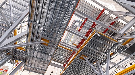 Our PERI UP Scaffolding Kit is the key to successful industrial scaffolding projects. The constant metric grid and the versatile use of core components of our PERI UP Industrial Scaffolding ensure particularly high material utilization, assembly speed and flexibility. Complex technical systems or special building geometries can be scaffolded easily.