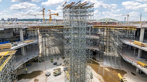 Podupiranje oplate na visinama i do 14,80 m omogućeno je pomoću PERI UP Flex nosive skele.