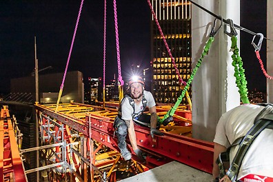 Sicherheit durch integrierte Lösungen Das Zusammenspiel unserer Schalungs- und Gerüstlösungen ist einmalig. So lassen sich alle Produkte nahtlos miteinander kombinieren. Unsere Kunden profitieren also von integrierten Lösungen aus einer Hand, die sich optimal ergänzen und auf ein Höchstmaß an Sicherheit abzielen – selbst in den höchsten Höhen.