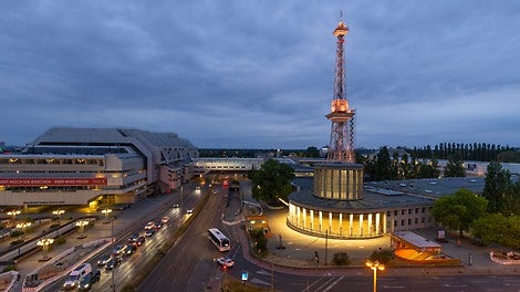 Der 1926 erbaute, 147 m hohe Funkturm steht inmitten des Berliner Messegeländes.