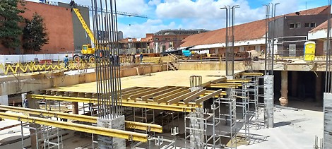 Sistema de encofrado para losas con vigas MULTIFLEX en combinación con la resistente torre de carga ST-100 y puntales PEP-ERGO.