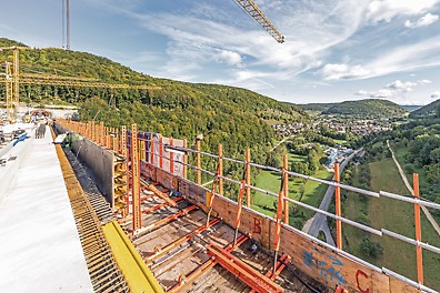 The working platforms were kept available along the entire length of the bridge so that the parapet could be constructed in sections on the eastern superstructure. The project-specific VARIOKIT solution from the PERI engineers took the additional assembly and finishing platform applications into consideration.<br/>(Photo: PERI SE)<br/>