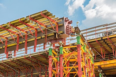 Nośność podpory równą 2500 kN uzyskano poprzez zastosowanie rusztu rozdzielczego i zmniejszenie rozstawów słupów wieży.