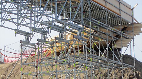 PERI UP -telineillä toteutettu turvallinen kulkutie junanradan ylitse.