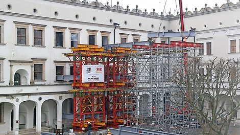 Zabezpieczenie miejsca katastrofy w Zamku Książąt Pomorskich za pomocą rusztu opartego na wieżach wysokonośnych PERI VST - widok od strony dziedzińca