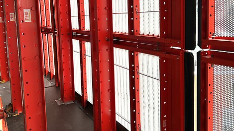 Mit vollständig versiegelten Arbeitsbühnen, die an die wechselnde Geometrie des Gebäudes angepasst werden können, bietet Ihnen MPS Pro ein hohes Maß an Sicherheit. Zudem profitieren Sie von hindernisfreien Laufwegen, frei von diagonalen Unterbrechungen.