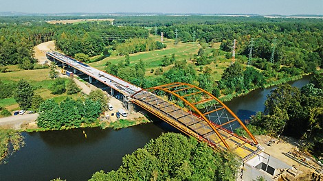 Systemy PERI na budowie łącznika obwodnicy północnej w Kędzierzynie Koźlu. Obiekt mostowy przez rzekę Kłodnicę i Kanał Gliwicki.