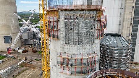 Otvori dimnjaka dimenzija 12x12 m zahtevali su postavljanje platformi na visini preko 30 m na koje su potom postavljani PERI UP Flex nosivi tornjevi skele