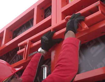 La filière TAR Symbole type de la recherche de l’efficacité sur chantier la filière TAR est manipulée rapidement par 1 seule personne quand les concurrents utilisent plusieurs pièces manipulées par 2 personnes.<br/>La TAR permet de rigidifier verticalement les panneaux, de reprendre les efforts au niveau des compensations et de réaliser les supports d’abouts.